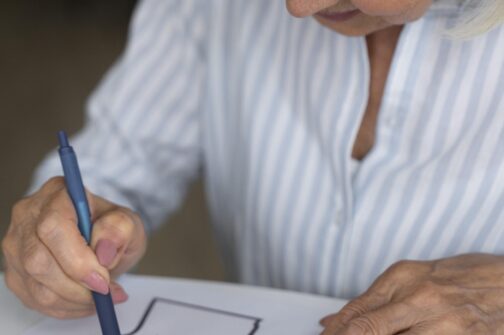 mujer-solitaria-frente-la-enfermedad-de-alzheimer.jpg mujer-solitaria-frente-la-enfermedad-de-alzheimer.jpg
